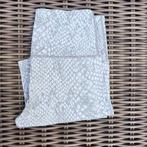 Varley Estrella Leggings in Grey Rattlesnake print size small